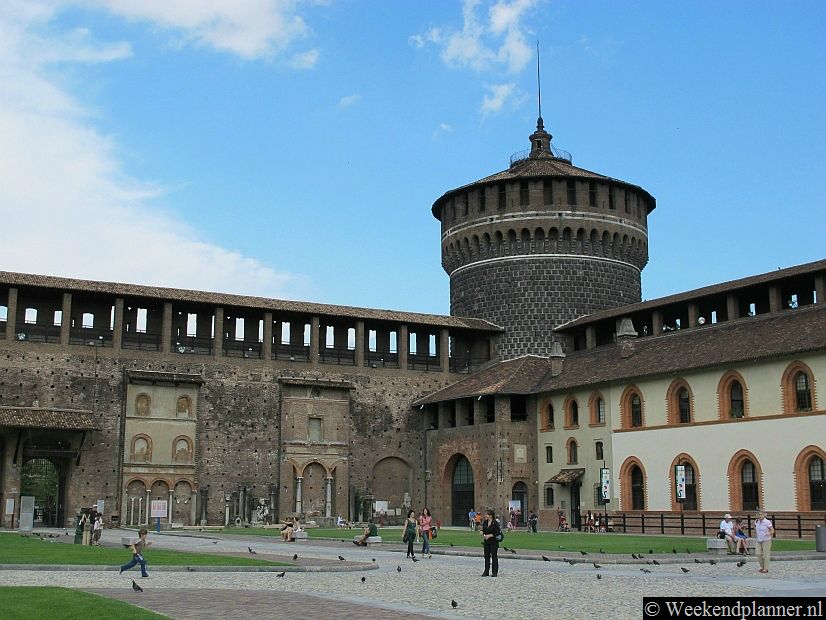 De binnenplaats van Castello Sforzesco is gratis toegankelijk. Het kasteel is in de tweede wereldoorlog ernstig beschadigd dus veel van wat je ziet is een reconstructie. Tip: Deze bezienswaardigheden in Milaan moet u niet missen.