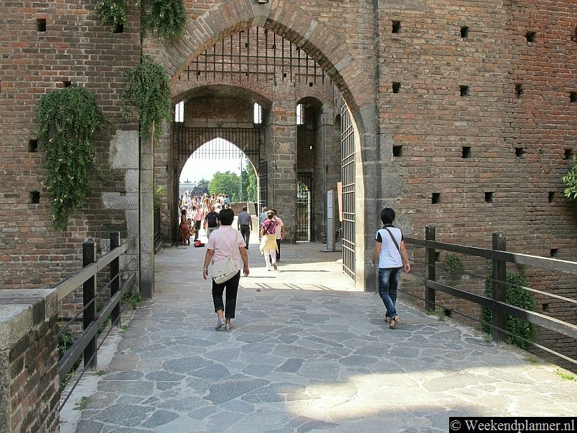 Via deze poort kom je in de prachtige tuinen van het kasteel. Tip: Een weekend in Milaan.
