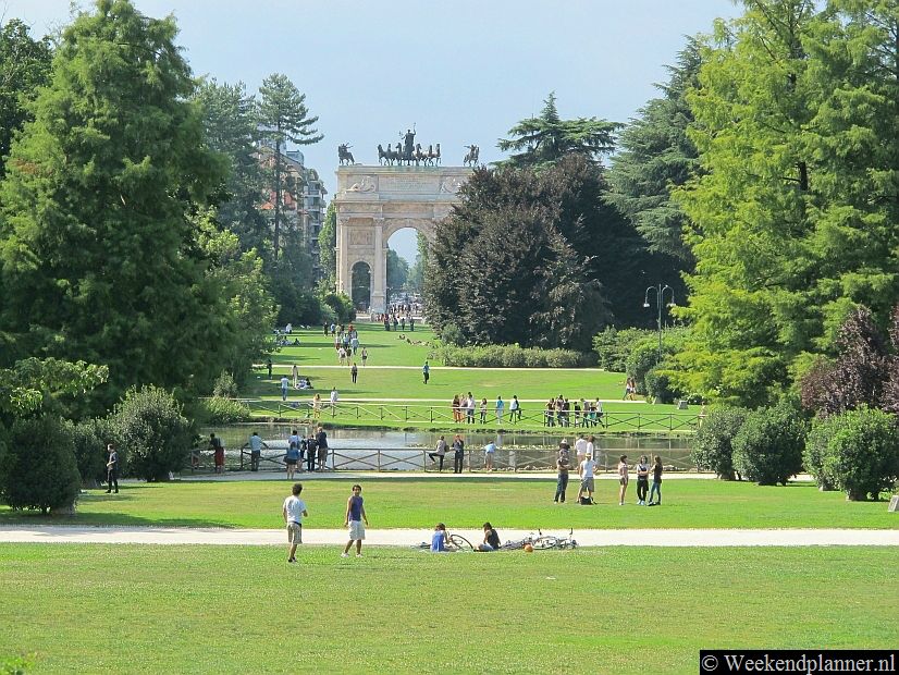 Bij het kasteel ligt deze prachtige tuin.  De tuin is gratis toegankelijk. Tip: Dit heb je nodig voor een geslaagde picknick.