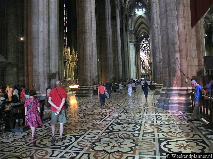 De meeste toeristen gaan ook in de Duomo kijken. Het interieur met de vele middeleeuwse objecten moet je gezien hebben. In de 14de eeuw begon men met de bouw maar pas in de 20ste eeuw was de Duomo klaar. 