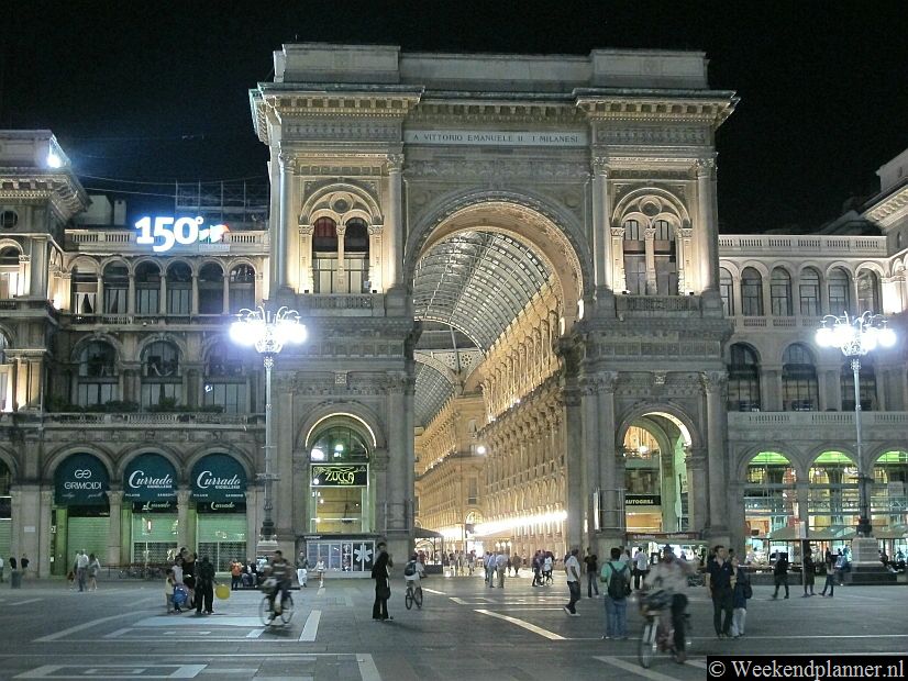 In de avond is de Piazza del Duomo sfeervol verlicht en het is er gezellig druk. De hotels en appartementen in de buurt van de Piazza del Duomo.