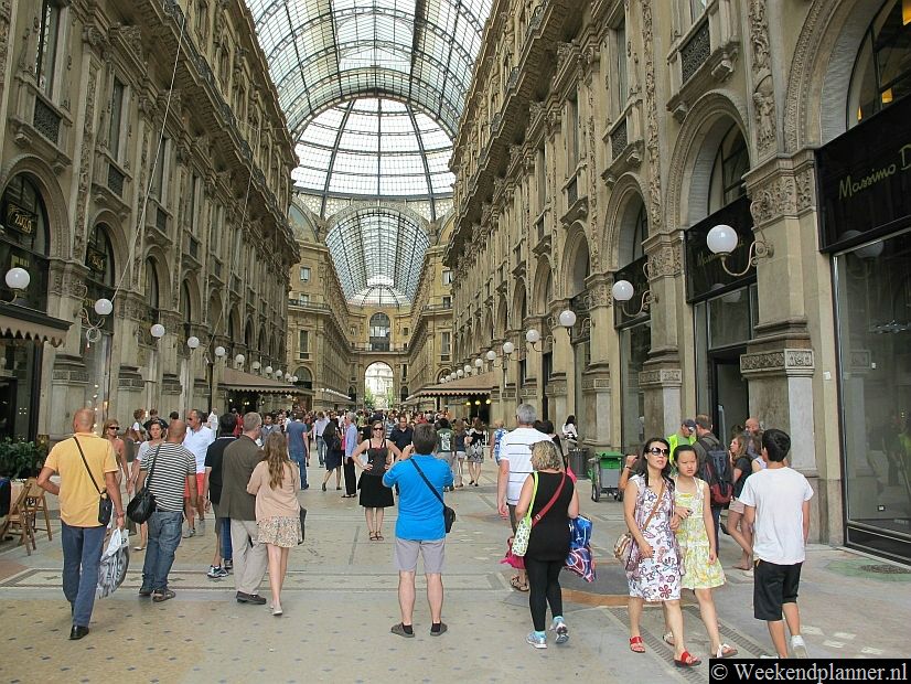 In de 19de-eeuwse winkelgalerij Galleria Vittorio Emanuele II (1861) zijn vooral de winkels van de sjieke merken gevestigd. De vestiging van McDonald's moest van de gemeente Milaan sluiten. Een tweede Prada heeft zijn plaats ingenomen.Foto's van een bezoek aan Piazza del Duomo.