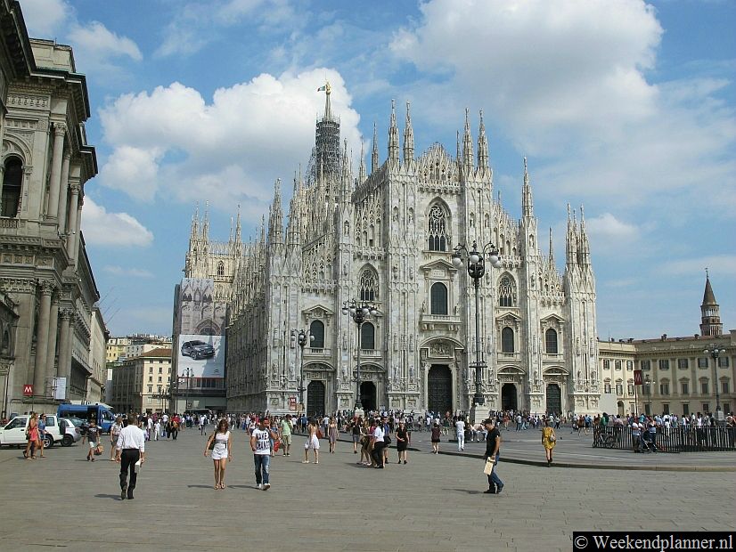 Het plein Piazza del Duomo ligt in het centrum van Milaan. Op de foto zie je de beroemde kathedraal, er is de 19de-eeuwse winkelgalerij Galleria Vittorio Emanuele II en rond het plein kun je luxueus winkelen.Tips: De attracties van Piazza del Duomo.
