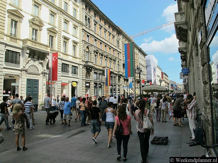 In de winkelstraat Via Dante vind je mode, tassen, schoenen en sieraden van de bekende merken. De uitverkoop in Milaan is in juli en januari. Tips: De uitverkoop in Milaan.