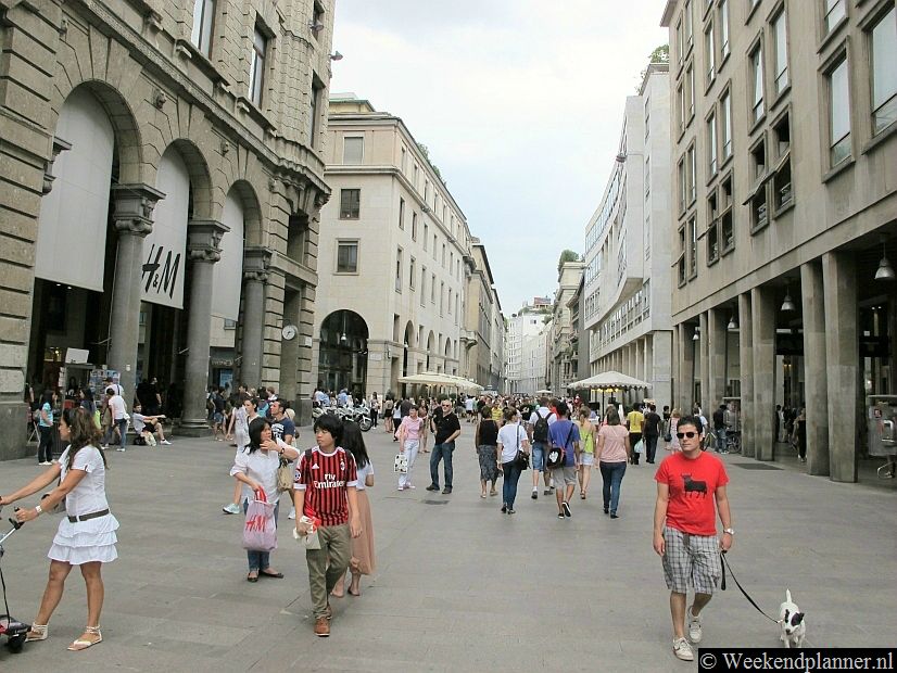 De winkelstraat Corso Vittorio Emanuele II komt uit op het plein Piazza del Duomo.Tips: De attracties in de omgeving van Piazza del Duomo.