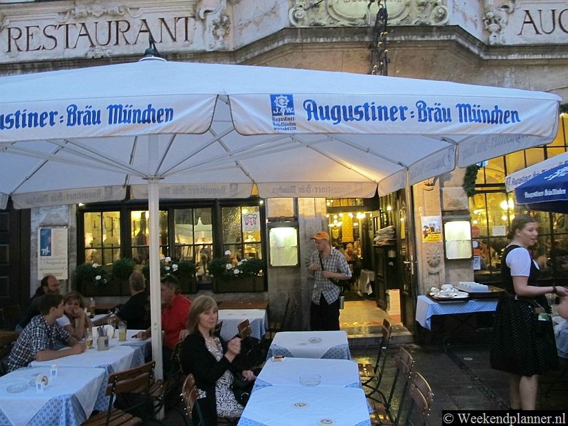 De Bierhal en Biergarten van het Augustiner Großgaststätten ligt  in de winkelstraat  Neuhauser Straße op nummer 27, vlakbij het plein Marienplatz in de Neuhauser Straße 27.Tips: Bezoek een Biergarten of een Bierkeller als je in München bent.