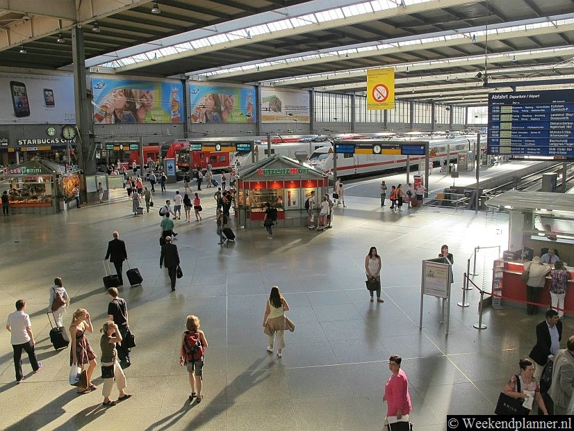 Dit is het centraal station van München, München Hauptbahnhof. Vanaf dit station vertrekken treinen richting Nederland en richting Oostenrijk. Tips: Reizen met de trein naar München.