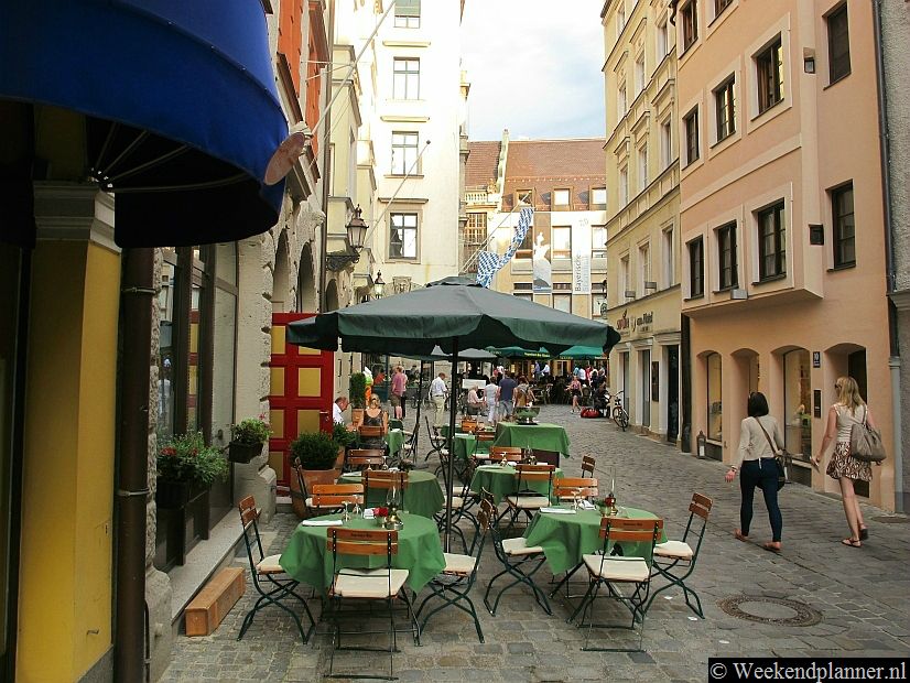 Op historische plein Platzl komen verschillende leuke winkelstraten uit. Dit is de Pfisterstrasse.Foto's van een bezoek aan de Bierhallen en Biergartens van München.