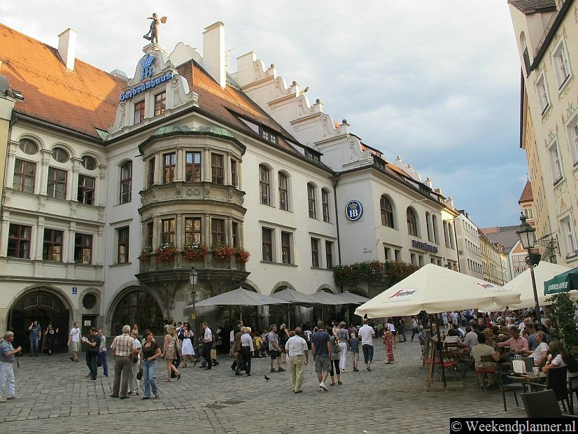 Op het plein Platzl in de Altstadt van München liggen restaurants, terrasjes en culinaire winkeltjes. Het beroemde restaurant-café Bierkeller Hofbräuhaus ligt aan Platzl.Tips: De attracties van het plein Platzl.