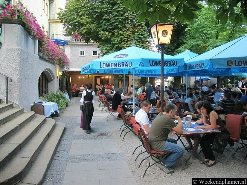 München staat bekend om zijn Bierkellers en Biergartens. Op de foto zie je de Löwenbrau Biergarten, vlakbij metrostation Stiglmaierplatz..Foto's van een bezoek aan de Bierhallen en Biergartens van München.