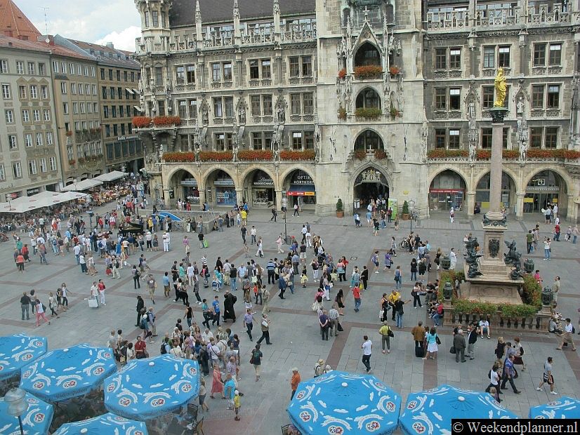 Het meest centrale plein in het historische centrum van München is Marienplatz. De grote winkelstraten in de stad komen op dit plein uit en er zijn veel winkels en restaurants.Tips: De bezienswaardigheden van  Marienplatz.