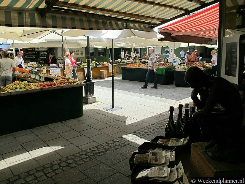 Dit is de dagelijkse markt in het centrum van München, de Viktualienmarkt. Hier kun je goedkoop eten kopen. Er is ook een Biergarten waar je bij een biertje de gekochte snacks kunt opeten.Tips: Lekker eten op de Viktualienmarkt..