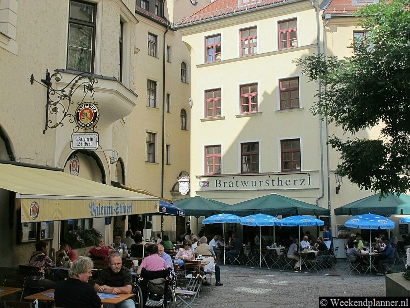 Naast de Viktualienmarkt ligt dit mooie romantische pleintje. Als je bij dit centraal gelegen pleintje wilt overnachten kun je naar Hotel am Markt.Tips: Een stedentrip naar München.