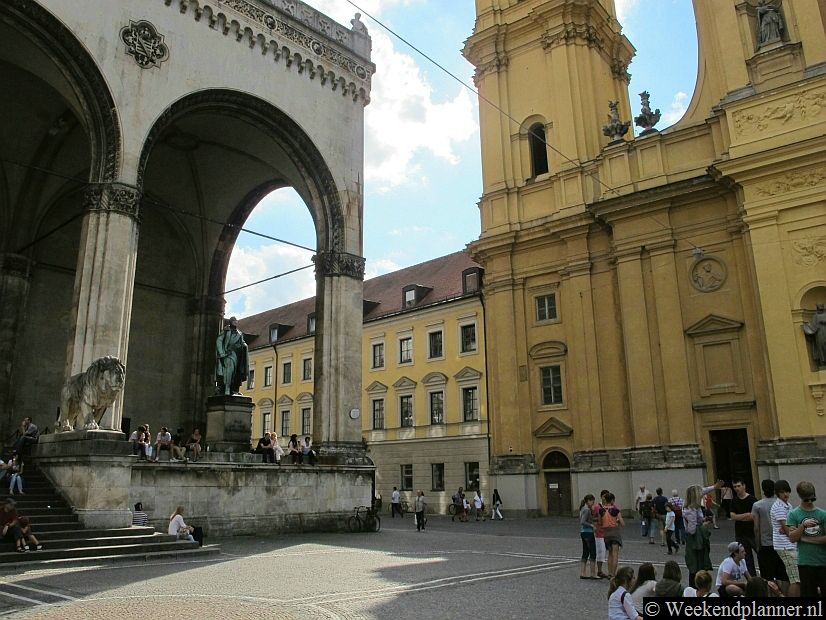 Het Odeonsplatz bij het park de Englisher Garten. Links zie je de 19de-eeuwse Feldherrnhalle.Tips: De bezienswaardigheden van München.