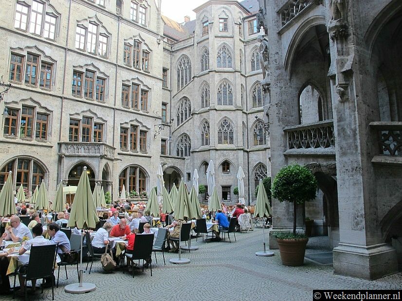 Op de binnenplaats achter het plein Marienplatz ligt het terras van o.a. het restaurant Ratskeller. Er is ook een kantine waar je ook als toerist tussen de middag goedkoop kunt eten.Tips: Lekker eten in Beieren.