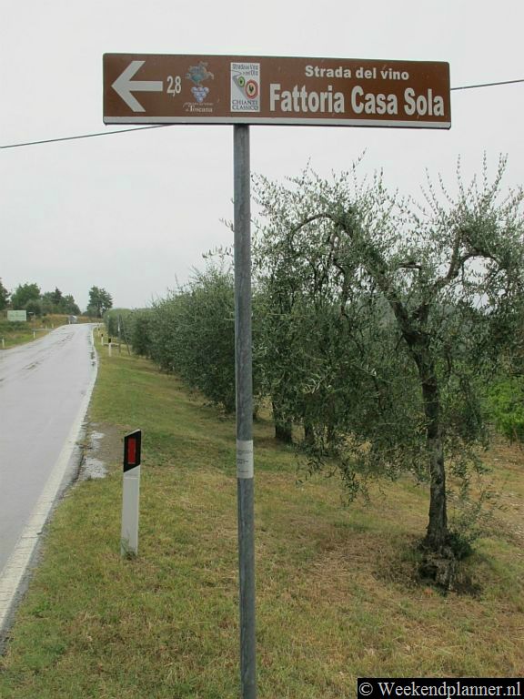 De wijnroute Strada del Vino e dell’Olio Chianti Classico tussen Siena en Florence voert je door de Chianti met zijn olijfbomen en wijngaarden. Er zijn wijnboerderijen waar geproefd kan worden maar het is wel even zoeken. 