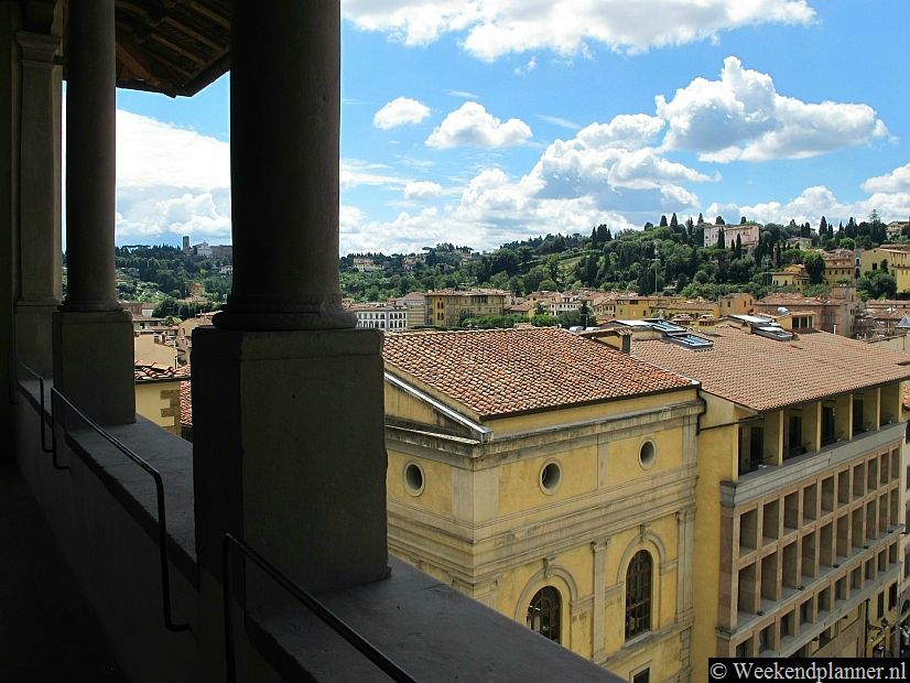 Florence ligt tussen de heuvels aan de rivier de Arno. De heuvelachtige omgeving van Florence is goed te verkennen op een fiets. Vooral de wijnstreek Chianti tussen Florence en Siena is een erg mooi gebied in Toscane.Tips: Mooie streken in Toscane.