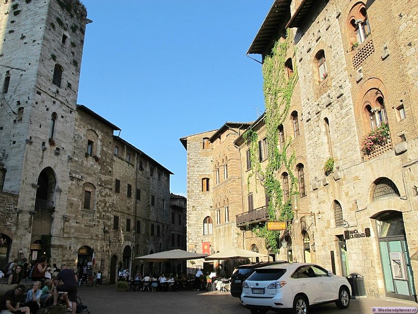 De mooiste pleinen van San Gimignano zijn Piazza Cisterna en Piazza Duomo. Aan dit prachtige plein staan twee hotels en enkele restaurants. Op de foto Piazza Cisterna, de Piazza Duomo ligt hier naast. Tips: Mooie hotels en villa's in San Gimignano.