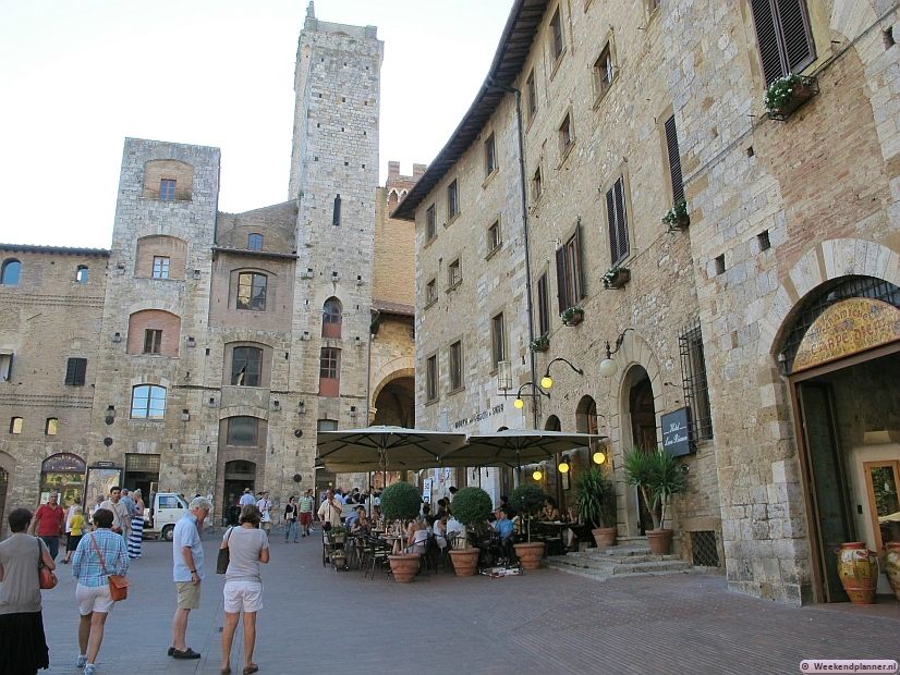 San Gimignano is een kleine middeleeuwse stad op een heuvel in Toscane. Tussen de 12de en de 14de eeuw lieten rijke inwoners een toren bouwen als woning, versterking en prestigeobject.Tip: De attracties in San Gimignano.