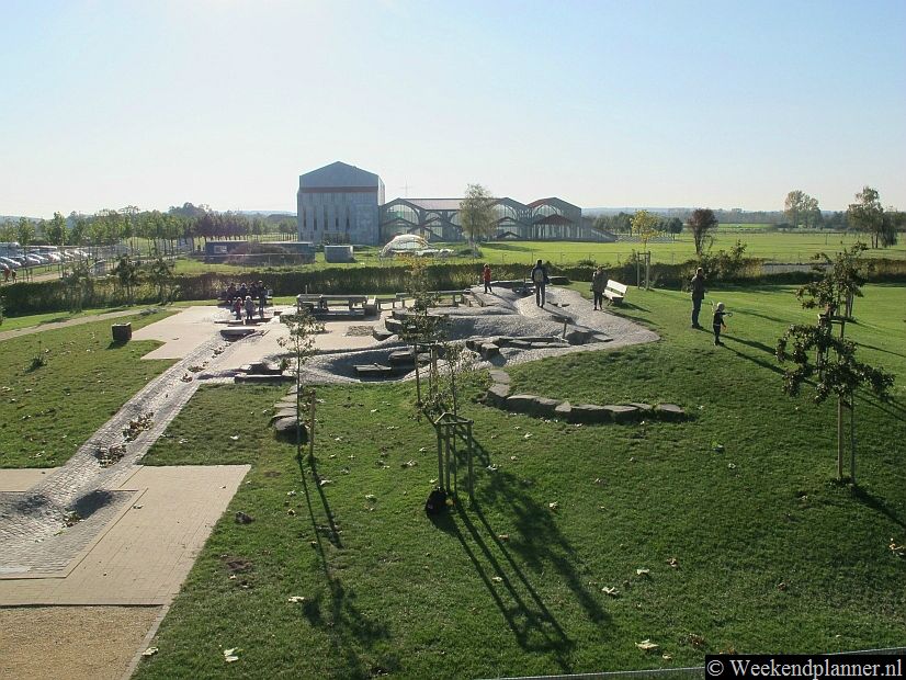 Het uitzicht over een deel van de Romeinse stad. Op de achtergrond zie je het Römer Museum en de overdekte opgravingen van het badhuis. Het adres van het Archeologisch Park: Wardter Straße en Siegfriedstraße 39 in Xanten.Tip: Andere attracties in Xanten.