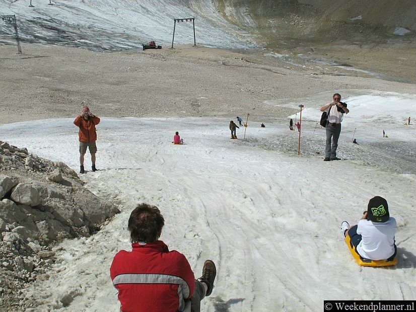 In de zomer kun je op de gletsjer van de Zugspitzplatt gratis rodeln. Deze foto is gemaakt in augustus. Pak gewoon een slee en glij naar beneden.Tip: Een bezoek de top van de Zugspitze.