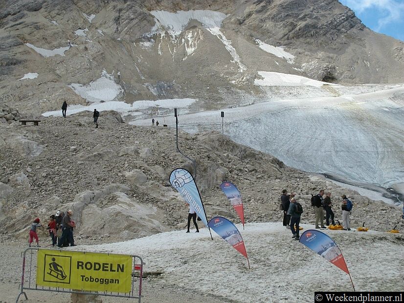Op de Zugspitzplatt zijn twee kleine gletsjers, de Nördliche Schneeferner (30 ha) en de Südliche Schneeferner (8 ha). In de winter kun je op de Nördliche Schneeferner skiën. Zelfs in augustus ligt er op de Zugspitzplatt nog wat sneeuw. Tip:  De Zugspitz Arena-Ehrwald in Oostenrijk ligt vlakbij.
