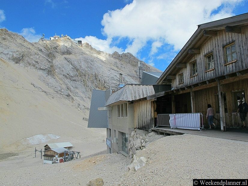 Vanaf deze plek achter het restaurant op de Zugspitzplatt kun je met de kabelbaan verder reizen naar de top van de Zugspitze. Tip: De attracties van  Garmisch-Partenkirchen.