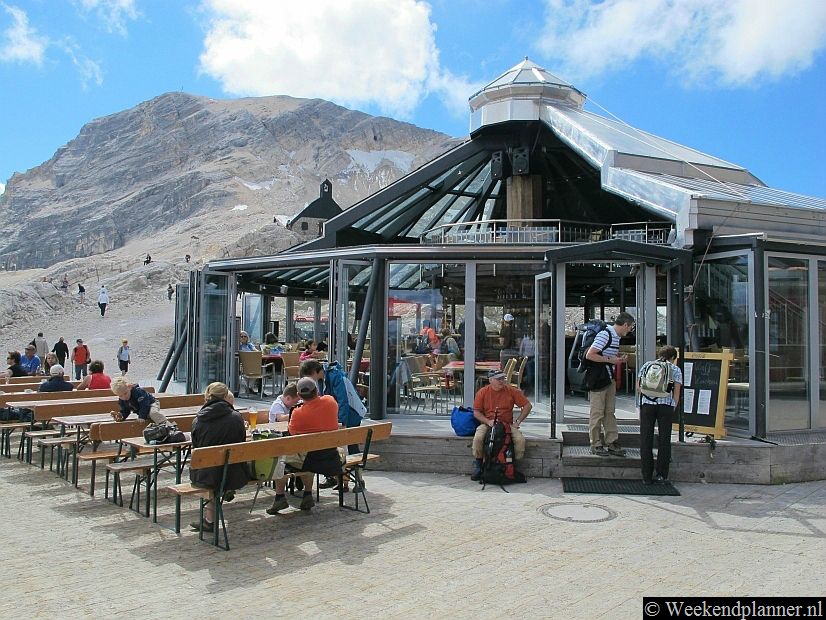 Dit is een terras bij het restaurant. Een deel van het terras is overdekt met een dak van glas voor dagen dat er minder zon is.Tip: Wintersportgebieden in Tirol.