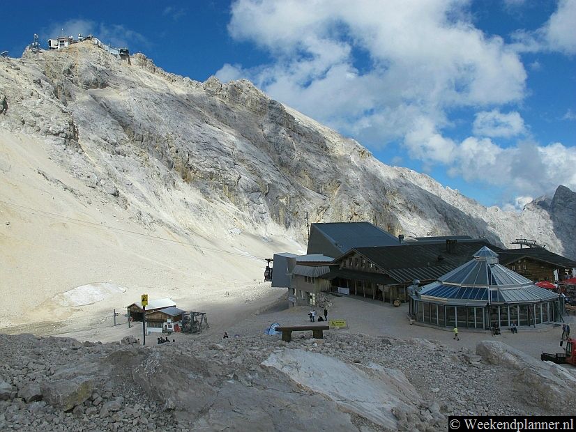 De 2962 meter hoge berg Zugspitze is de hoogste berg van Duitsland. De berg ligt in Beieren op de grens met Tirol. Op de foto zie je het restaurant en het bergstation op de Zugspitzplatt. Op de achtergrond zie je de kabelbaan van de Zugspitzplatt naar de top van de Zugspitze.Tip: Een bezoek de top van de Zugspitze.