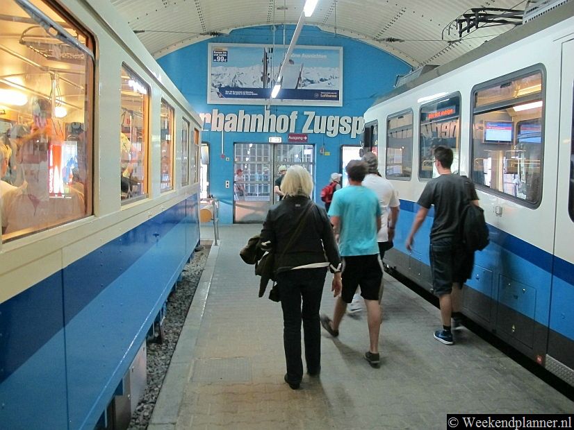 Op het station van de Bayerische Zugspitzbahn kun je met de kabeltrein naar Grainau en Garmisch Partenkirchen. Je kunt ook verder reizen naar de top van de Zugspitze. Hier lopen dan weer kabelbanen naar Ehrwald-Obermoos in Oostenrijk en naar Eibsee in Beieren.Tip: Een bezoek de top van de Zugspitze.