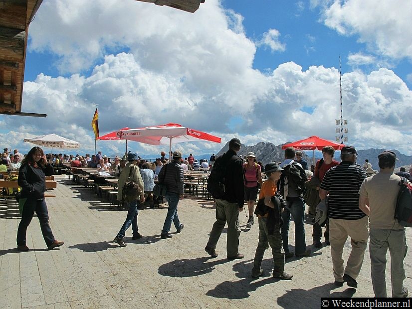 Bij het station van de kabeltrein uit Garmisch Partenkirchen en het station voor de kabelbaan naar de top van de berg is een restaurant met een terras. Tip: De mooie omgeving van Garmisch-Partenkirchen in Beieren.