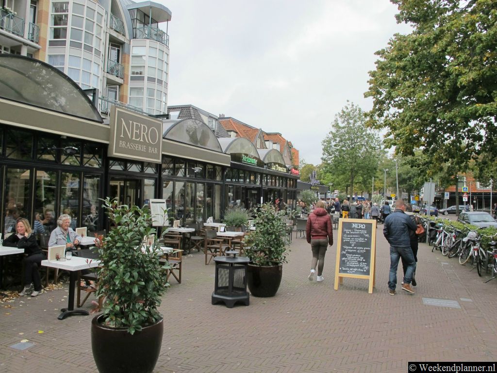 In het centrum van Bergen is veel horeca. Een goed restaurant of een café vinden is hier niet zo moeilijk. Tip: Het kunstenaarsdorp  Bergen.