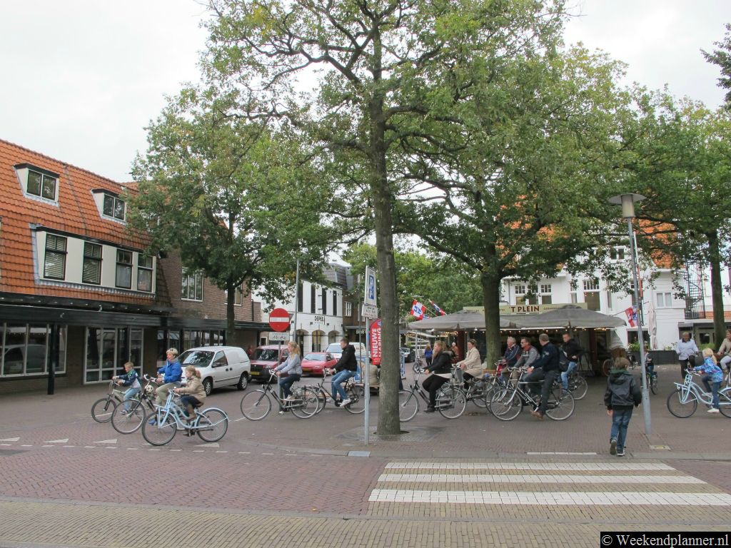 Het natuurgebied de Schoorlse Duinen liggen ten noorden van Bergen en bij Bergen aan Zee ligt het het Noord-Hollands Duinreservaat. Als je een weekend wilt fietsen of wandelen ben je in Bergen op de goede plek.  Tip: Naar het natuurgebied de Schoorlse Duinen (afstand 15 km).