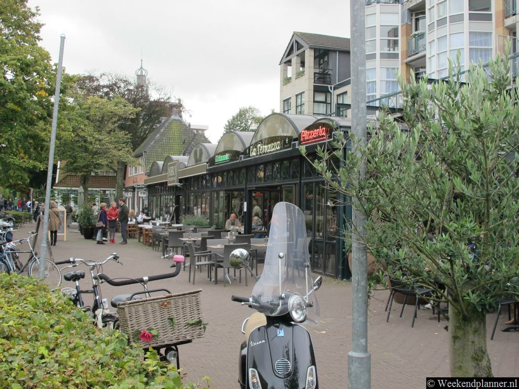 In het centrum van Bergen liggen veel cafés en restaurants. De winkels zijn ook op zondag open.