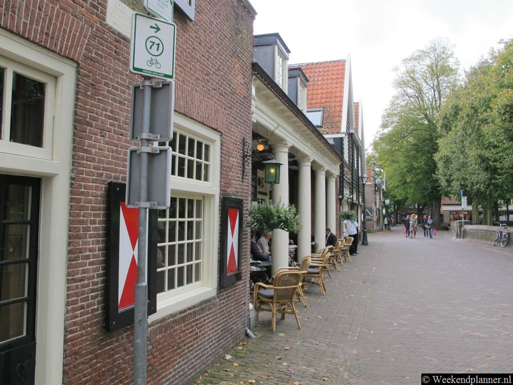 De Raadhuisstraat is één van de mooiste straten van Bergen. Behalve het restaurant-café Het Huis met de Pilaren ligt hier ook de Ruïnekerk (1595).