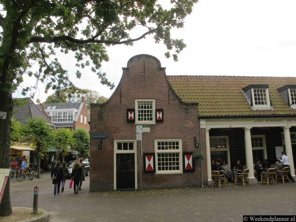 ‘Het Huis Met De Pilaren’ (1787) was in de eerste helft van de vorige eeuw een ontmoetingsplaats van schrijvers, dichters, kunstenaars en schilders.