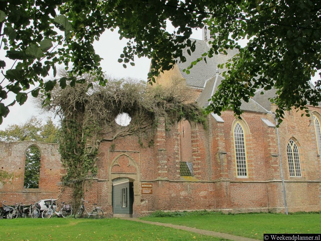 Deze kerk aan de Raadhuisstraat werd in de Tachtigjarige Oorlog afgebrand en gedeeltelijk weer opgebouwd.