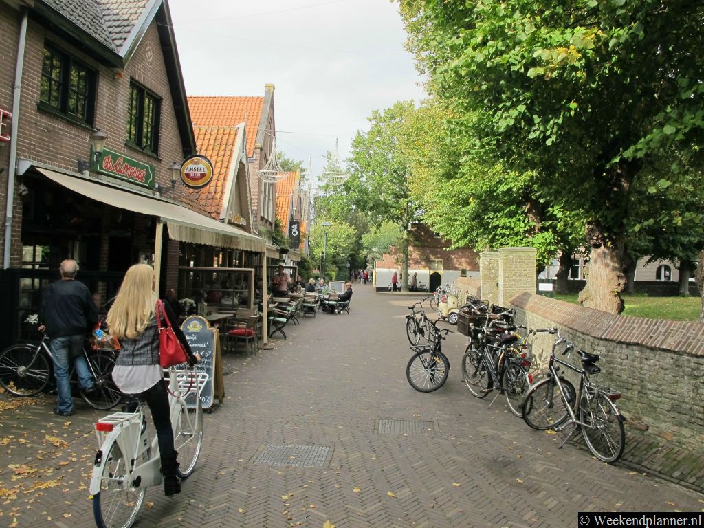 De Oude Prinsweg loopt langs de Ruïnekerk. In dit historische deel van Bergen liggen de restaurants Restaurant Fabels, Eetcafé de Lamoraal en Bistro de Dikke Prins.