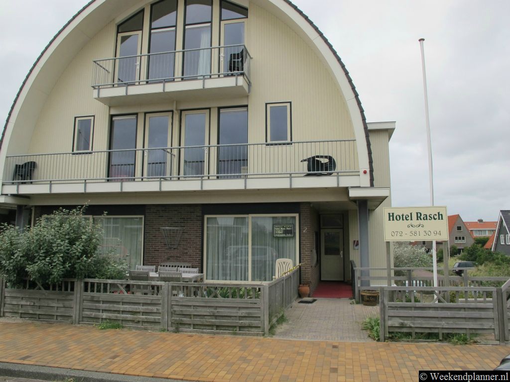 Het familiehotel Hotel Rasch ligt aan de Zeeweg in de badplaats Bergen aan Zee. Het strand ligt niet zo ver van dit hotel.Tips: De hotels en vakantiehuizen in Bergen aan Zee.