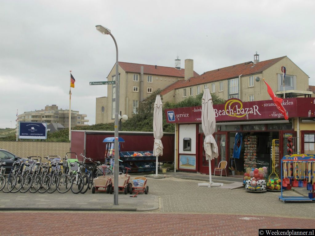 In de winkel Beach Bazar, dat bij de opgang naar het strand ligt, kun je fietsen huren. Ook kun je er bestuurbare vlieger, routekaarten en plattegronden kopen van de omgeving. Adres: Van der Wijckplein, Bergen aan Zee.Tips: Een dagje naar het strand.