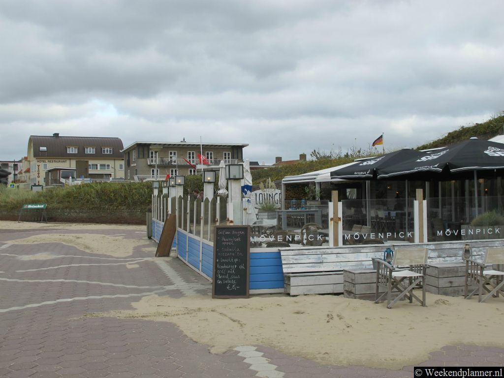 Restaurant de Golf van Bergen ligt bij de opgang naar het strand. Het Zee Aquarium van Bergen aan Zee ligt tegenover het restaurant. Adres: Van der Wijckplein, Bergen aan Zee.  Tips: Een weekend in Bergen aan Zee.