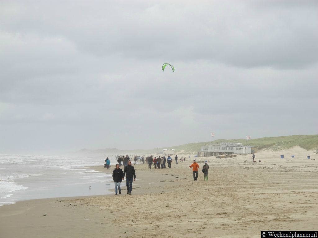 Het strand van Bergen ligt vijf kilometer van het dorp. Het is een mooi strand voor lange strandwandelingen. Bij de badplaats Bergen aan Zee liggen enkele strandpaviljoens waar je kunt opwarmen.Tips: Een dagje naar het strand.