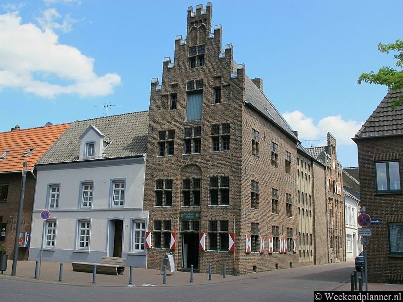 In de Grabenstraße, achter het marktplein van Kalkar, is het Städtisches Museum. Het museum is in twee fraaie 15de-eeuwse panden gevestigd. Er is ook het  toeristenbureau van Kalkar.Tips: Een weekend naar Kalkar.