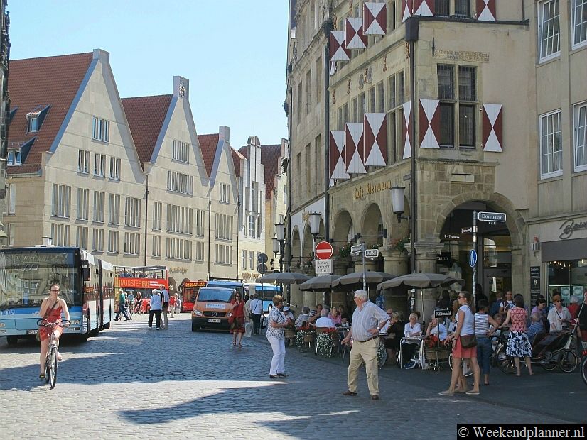 De stad Münster heeft een mooie historische binnenstad en je kunt er goed winkelen en uitgaan. In het oudste gedeelte van Münster kun je overdekt winkelen. In de mooie omgeving van Münster kun je wandelen en fietsen.Tips: De attracties van Münster.