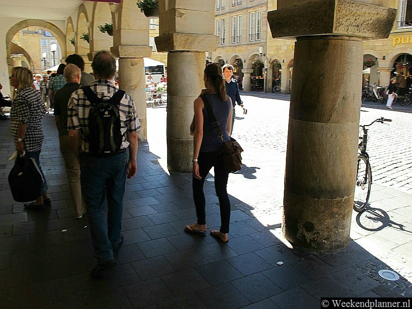 Op de Prinzipalmarkt in het centrum kun je droog winkelen in de typische winkelgalerijen onder de oude herenhuizen aan het plein. Tips: Shoppen  in Münster.