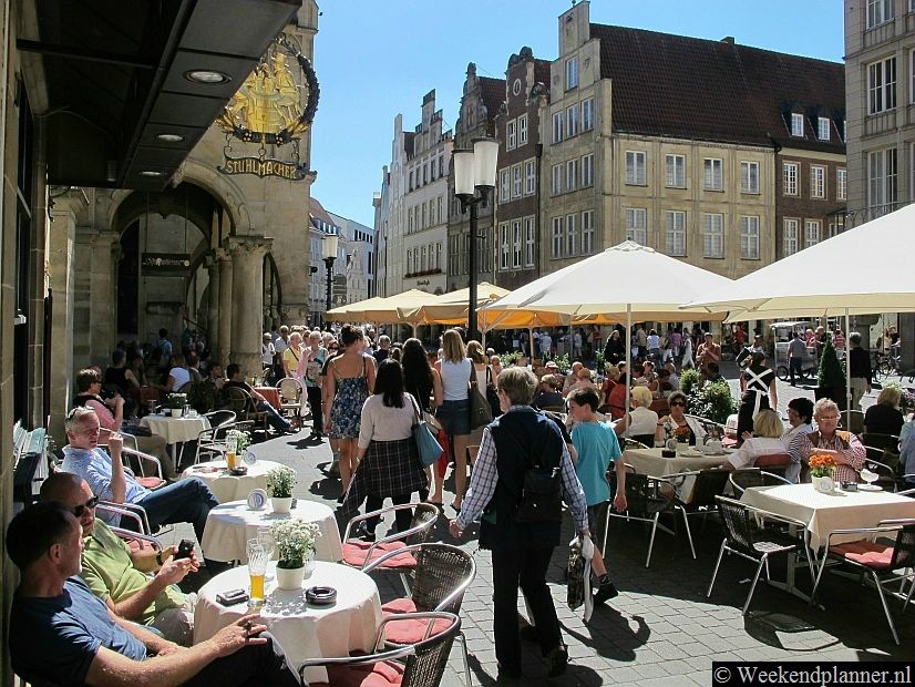 De terrasjes voor het raadhuis voor de Prinzipalmarkt.Tips: Een weekend in Münster.