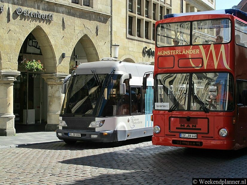 Voor een rondrit door Münster kun je de grijze elektrische bus nemen. De rode bus rijdt de stad uit en geeft u een rondrit door het Münsterland. Er is in het centrum van Münster een halte op de Domplatz.Tips: De attracties van Münster.