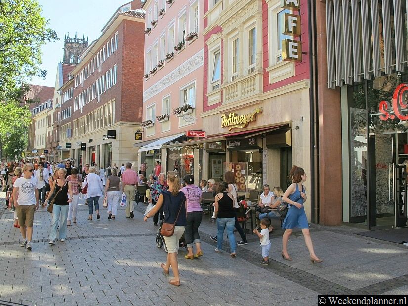 Münster is een goede stad om te winkelen. De belangrijkste winkelstraten zijn de Ludgeristraße, de Rothenburg en de Salzstrasse.Tips: De winkelstraten in Münster.