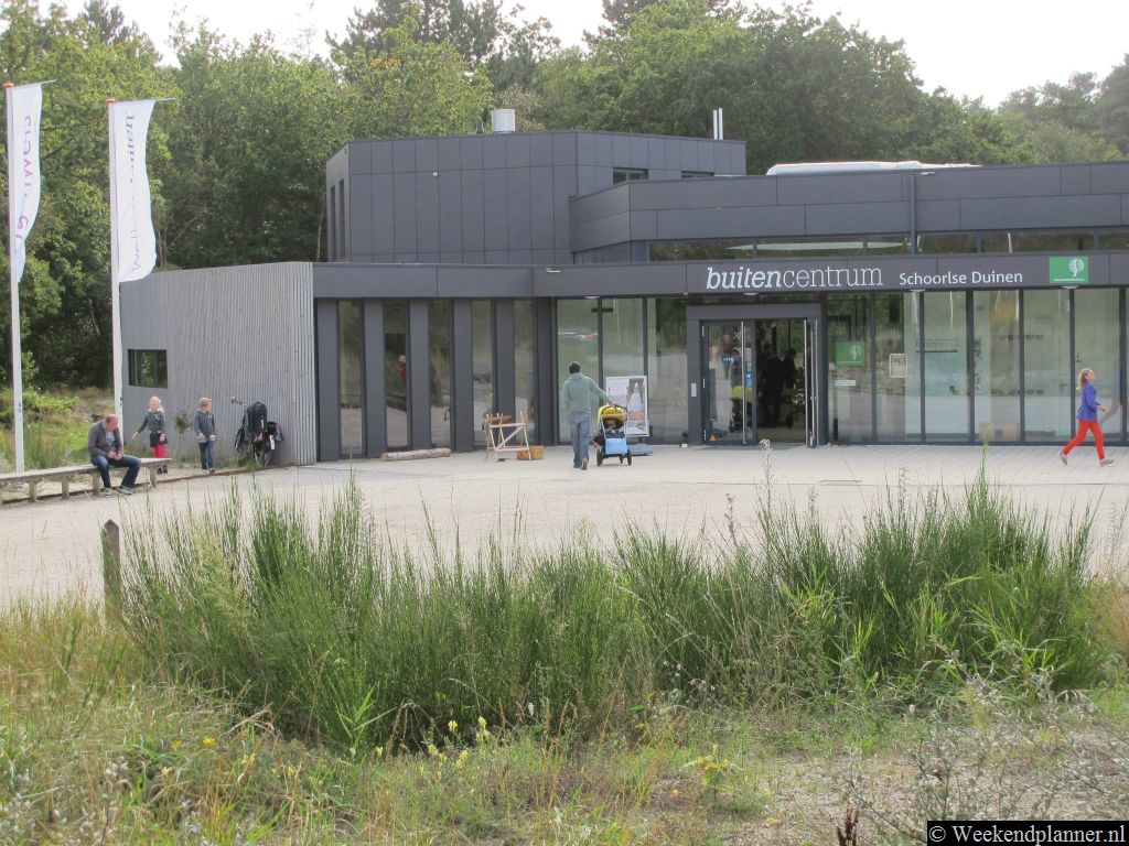 Een andere ingang tot de Schoorlse Duinen in Schoorl is het bezoekerscentrum aan de Oorsprongweg. Hier in de buurt zijn parkeerplaatsen waar je kunt parkeren. Adres: Buitencentrum Schoorlse Duinen, Oorsprongweg,  Schoorl.Tips: Het natuurgebied de Schoorlse Duinen.