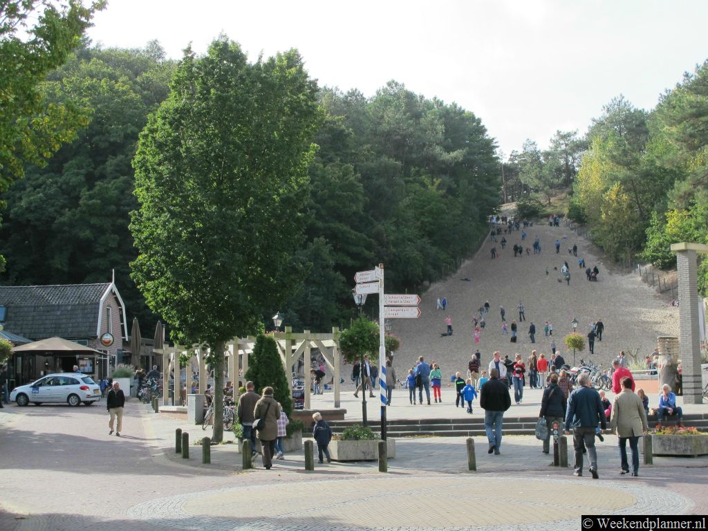 In het centrum van het dorp Schoorl ligt het bekende klimduin.  Aan de voet van het 50 meter hoge duin liggen ligt een plein met restaurants, cafés en een hotel. Als je het duin oploopt kom je in het natuurgebied de Schoorlse Duinen.Tips: Het natuurgebied de Schoorlse Duinen.